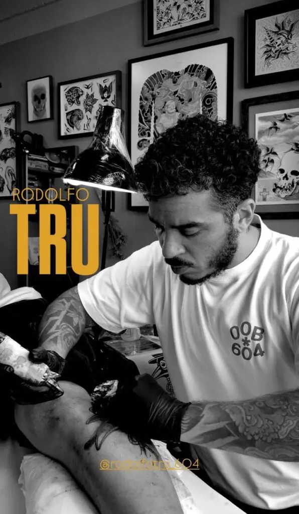 Tatuador do Estúdio 604 trabalhando em uma sessão