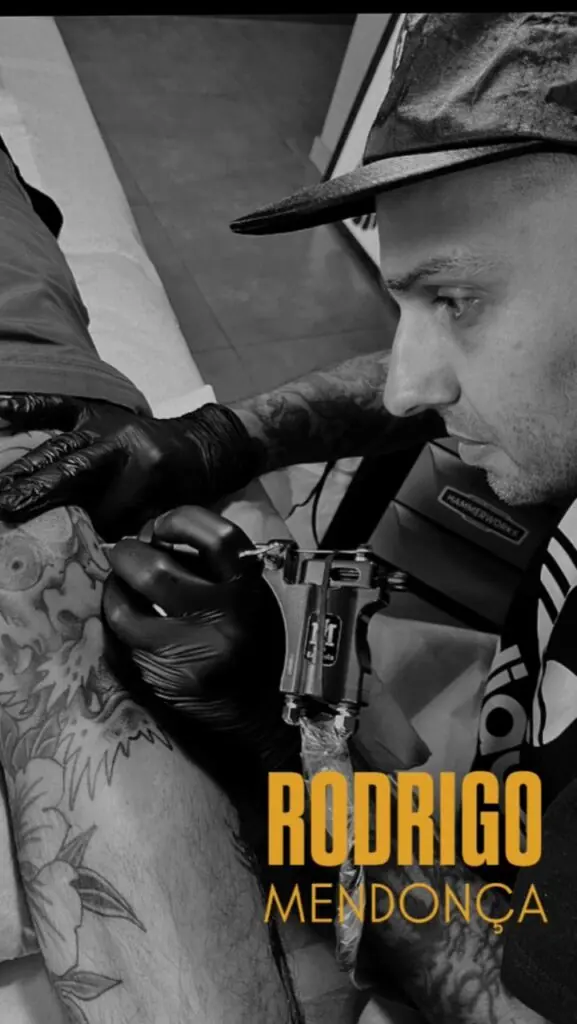 Rodrigo Mendonça tatuando no estúdio
