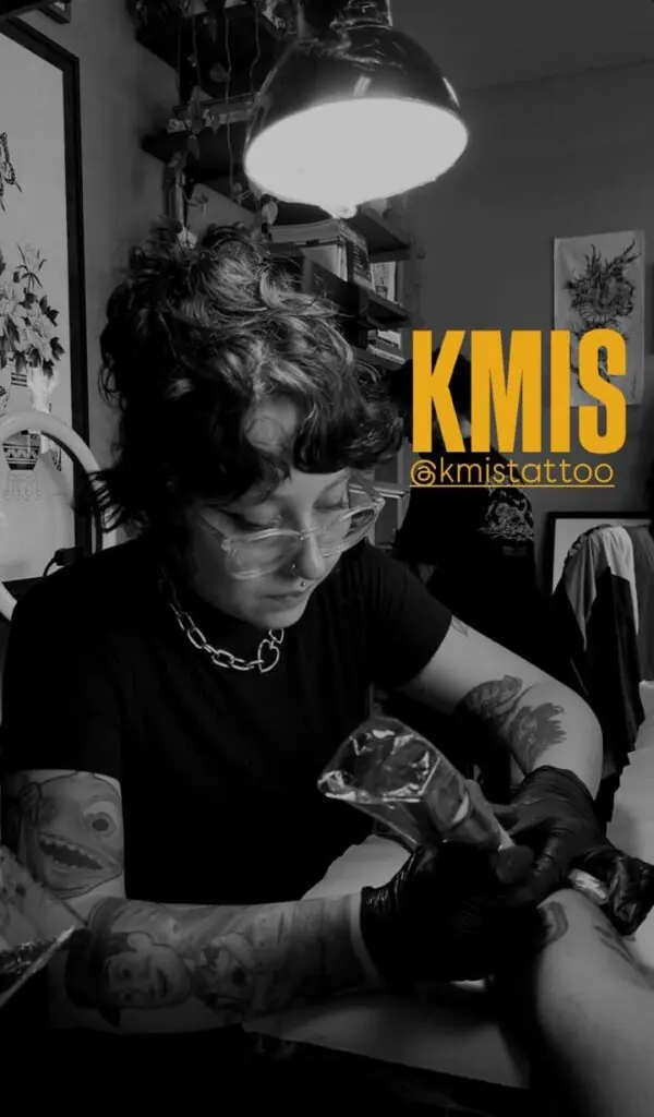 Kmis durante uma sessão de tatuagem